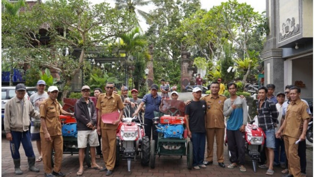 PENYERAHAN BANTUAN TRAKTOR DAN MESIN PERONTOK PADI
